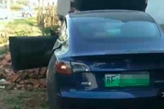 特斯拉Model 3失控一头撞进女厕！现场多图曝光