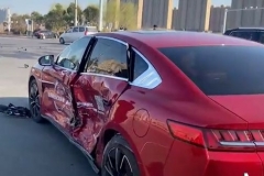 两试驾车在路口互撞，结果让人意外