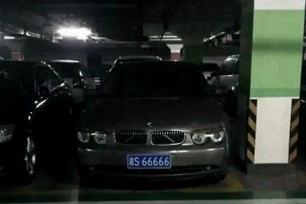 湖南一辆宝马火了，为保号20年没换车，看到车牌：傻子才愿意换