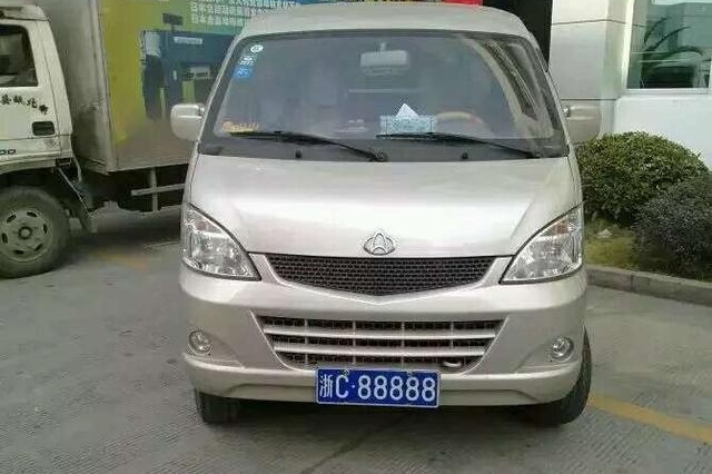 价值百万车牌：88888，挂在面包车上，太惹眼！