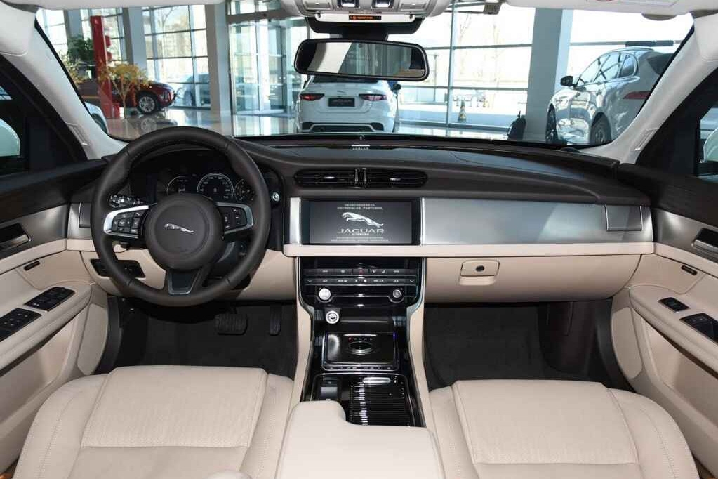 捷豹XFL最高降价19万，优雅大气的造型设计，难道不“香”？