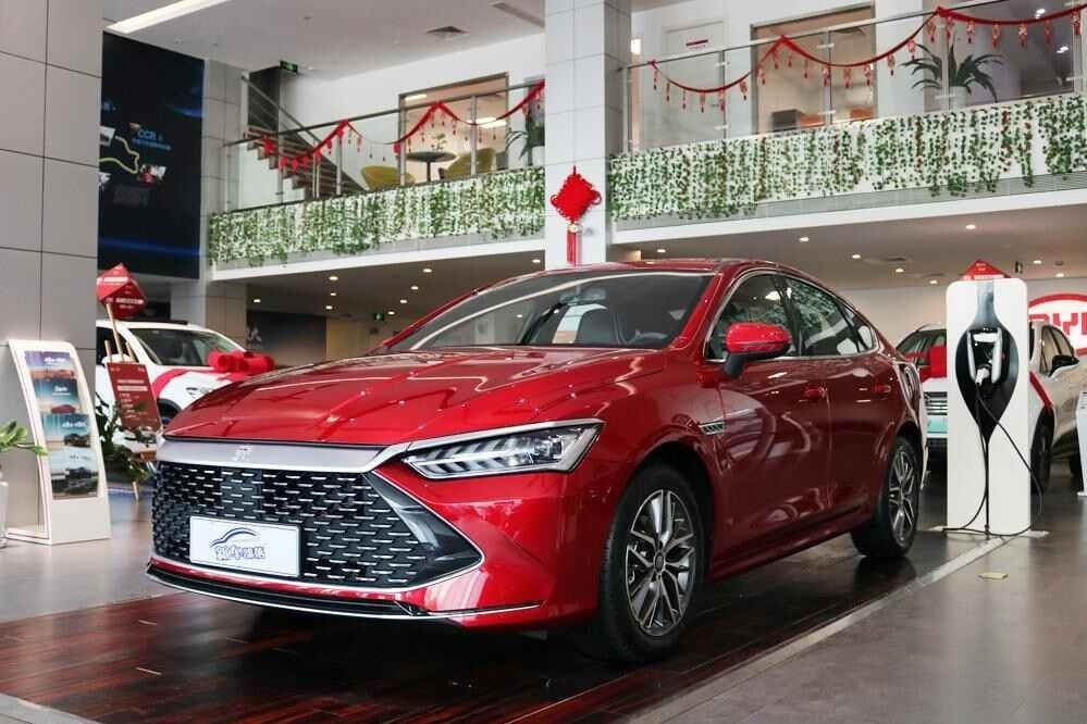 卡罗拉双擎的劲敌来了！燃油轿车颠覆者，实拍比亚迪秦PLUS DM-i