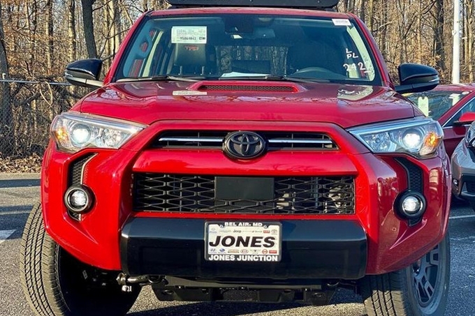 丰田“普拉多兄弟车”实拍！搭4.0L+5AT，升级熏黑运动套件