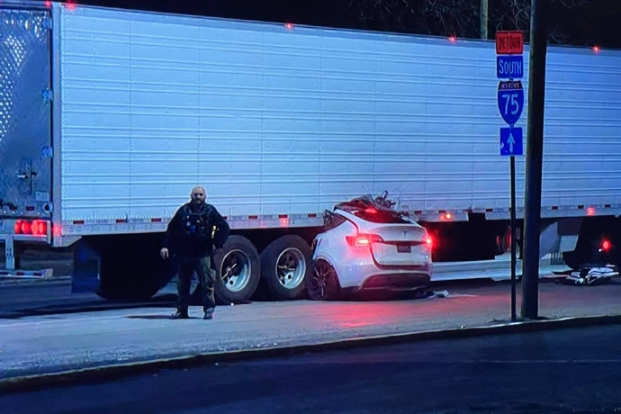 特斯拉半夜钻到大货车车底，又是自动驾驶的锅？