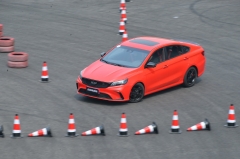 试驾吉利缤瑞 轿车里的精神小伙儿