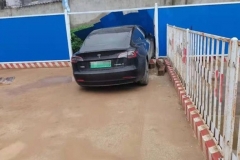 特斯拉刹车失灵再出事故，销售换车现场实验开进沟里