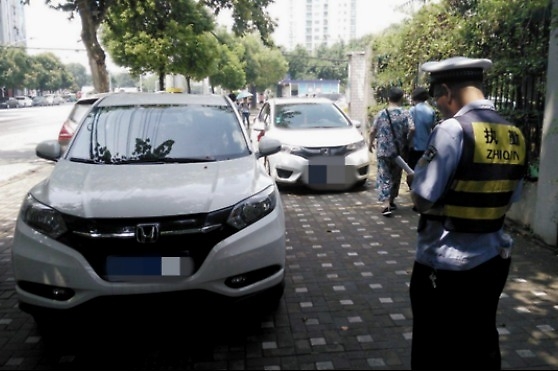 男子没拉手刹撞死自己，家属向违停车主索赔107万！法院判了