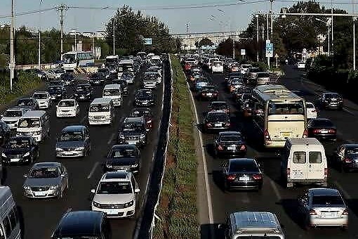 交警正在给你的车贴罚单怎么办？老司机前来支招：别着急理论