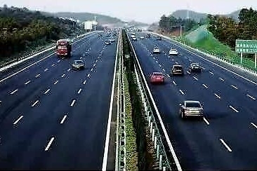 在高速上开车，哪条车道是最安全的