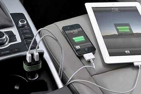 汽车熄火后这几个动作最伤电瓶！