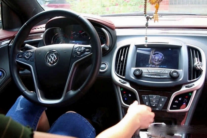 大脚踩油门和温柔开车哪个更伤车？老司机：想太多了