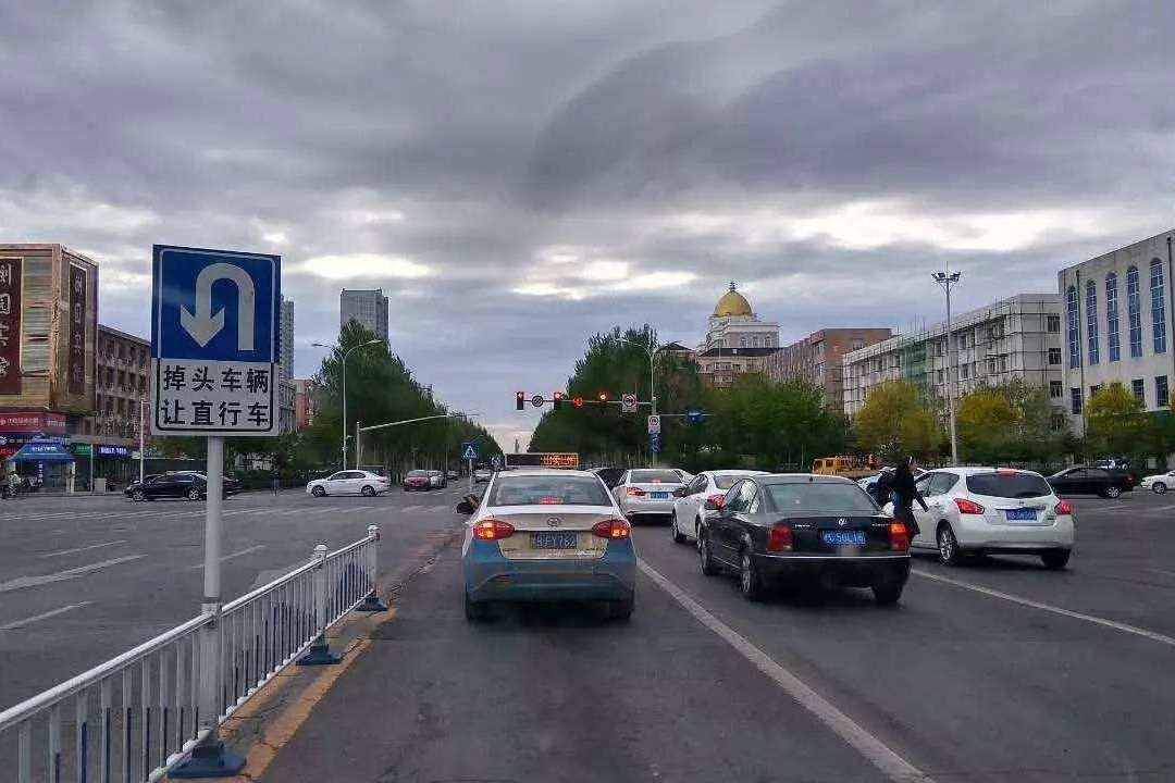 开车左转时遇到红灯，可以掉头吗？