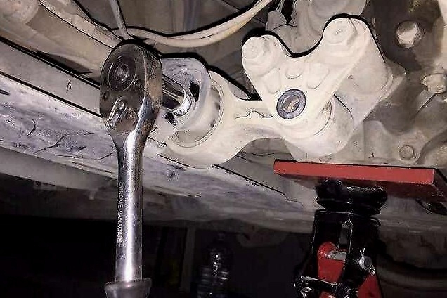 汽车发动机声音越来越大，哪里出现了问题？