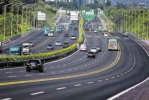 在高速上，低于最低时速20%以上扣3分！