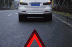 下雨天到底能不能开双闪？开了算违章吗？