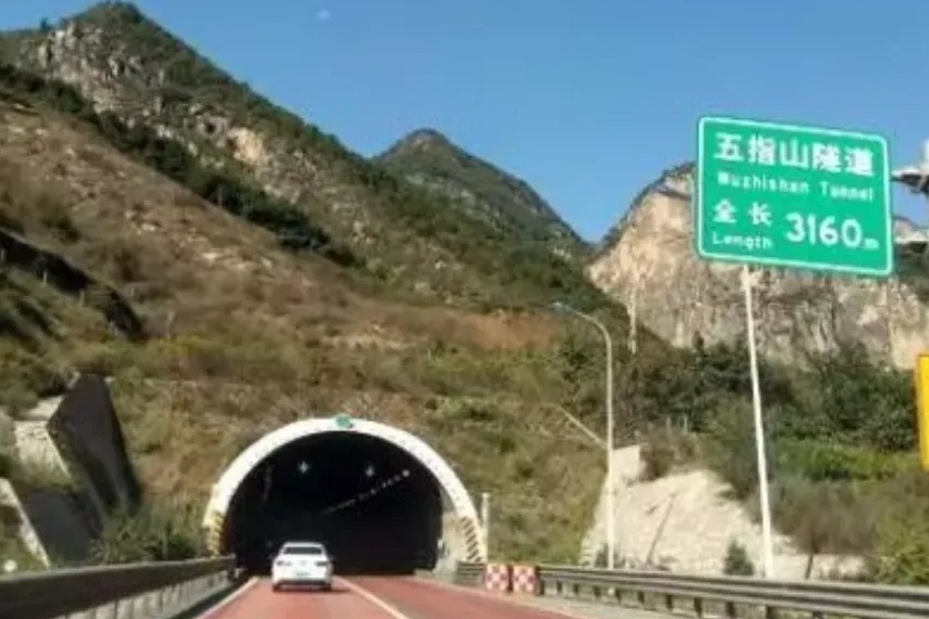 开车进隧道，为啥老司机都选择走左侧车道？新手听完一身冷汗