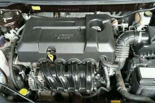 汽车发动机舱脏了可以用水冲洗吗？