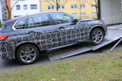 曝新款宝马X5插混版路试谍照 最早明年亮相