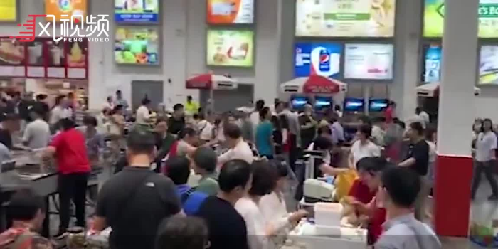 现场：美国超市Costco登陆上海首日被挤停业 周边交通瘫痪