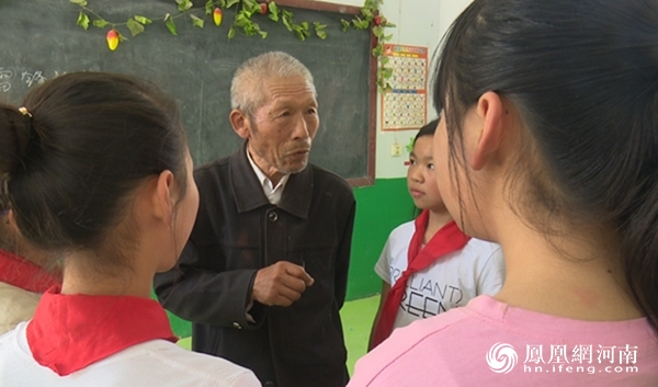 退休后的王敬珍一点也没闲着,继续在村里"发光发热.