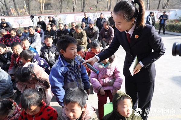 郑州市检察机关“心灯”法治宣讲团成员杨晓红给孩子们做普法教育