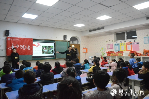 学生杨一的家长、凤凰网河南品牌总监杨洋正在台上做关于“女童守护”的“家长课堂”
