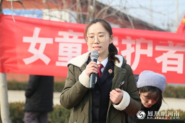 濮阳市人民检察院“法治进校园”宣讲团成员田慧婷教导孩子们自我保护的知识