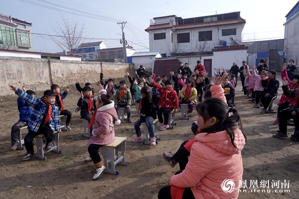 宣讲现场,孩子们积极与老师互动