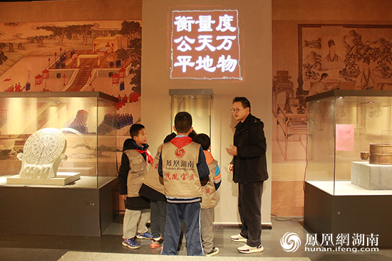 “凤凰‘宝’贝小记者”们一起参观博物馆。