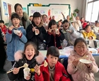 虞城第一实验小学开展包饺子迎冬至活动