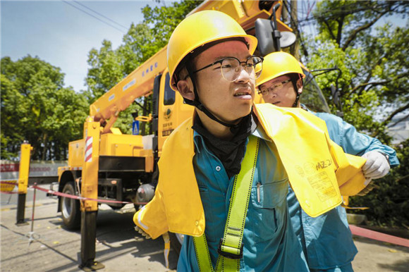 国网宁波市鄞州区供电公司带电作业班员工崔敏杰,舒雷对10千伏回龙a