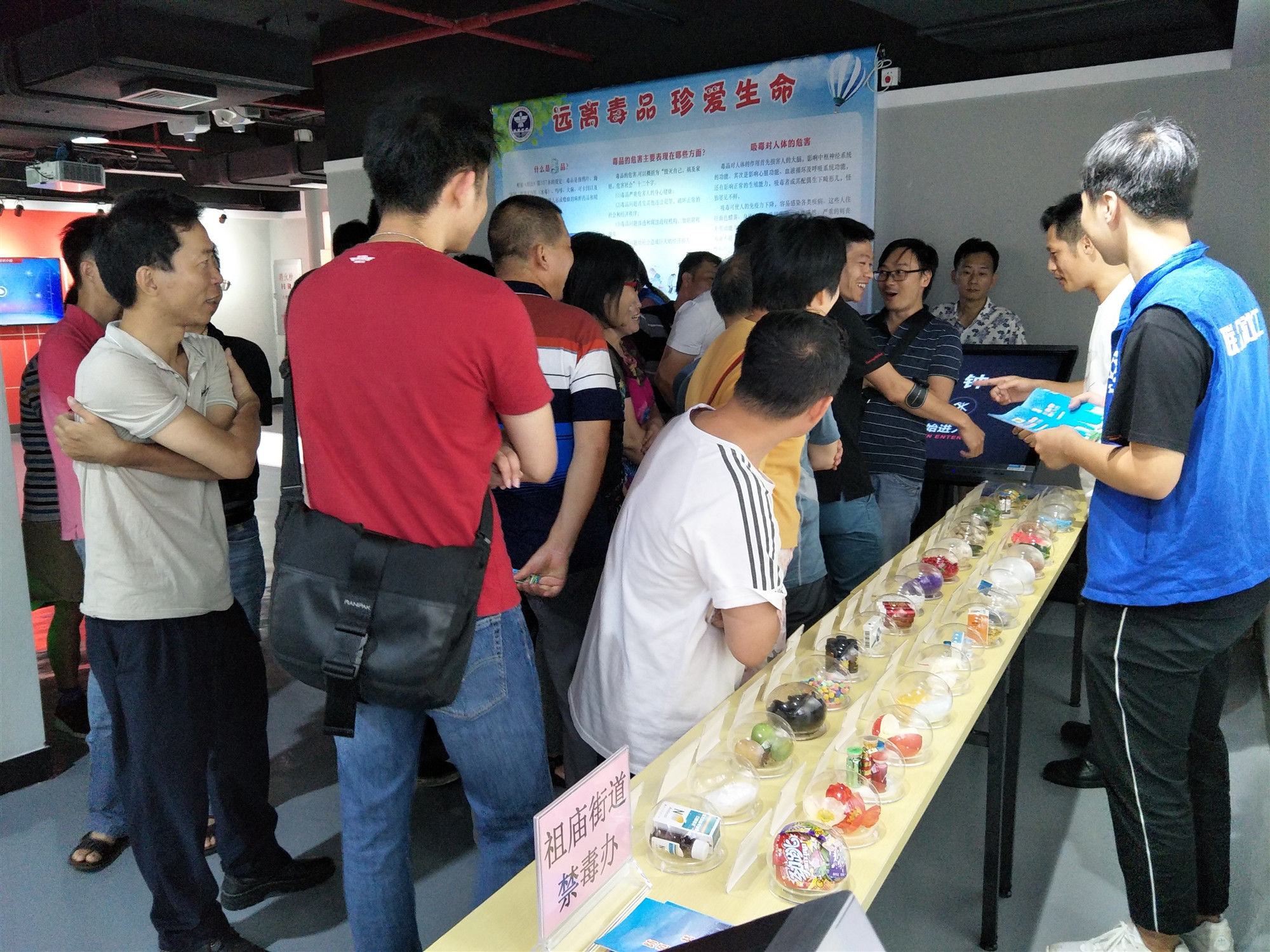 佛山禅城公安创新禁毒宣传 利用换班时间开展主题活动