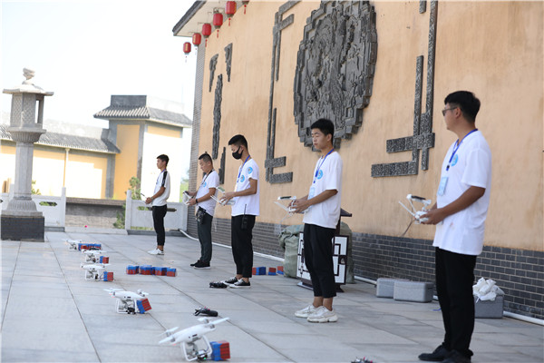  无人机现场“跳芭蕾”！2019陕州地坑院无人机竞速技巧大赛开幕