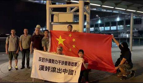 香港暴徒将国旗丢海里后 爱国者重新升起路人驻足敬礼