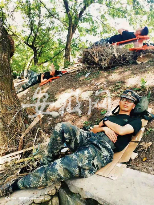 武警官兵在安徽宁国救灾抢险连续作战后躺在地上休息