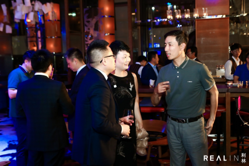 发布会后的答谢酒会中,与会嘉宾就商业地产领域的相关话题进行了深入