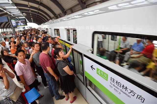 武漢地鐵蔡甸線開通試運營 8小時客流已近4萬(圖1)