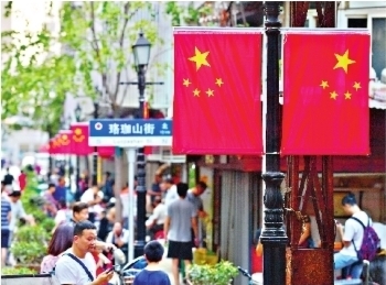橋梁和大街小巷被“點(diǎn)亮” 武漢市民：我與國(guó)旗合個(gè)影(圖2)