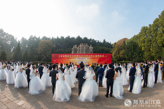 烈士纪念日 新婚之际 他们在雨花台献花缅怀先烈 江苏频道 凤凰网