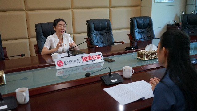 茂名市商务局副局长杨曦接受凤凰网广东的访谈。