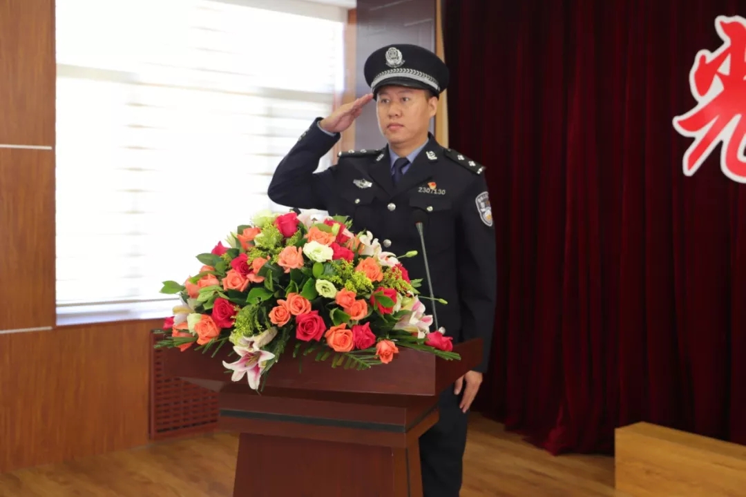 10月15日,泰来监狱举行"光荣之路,薪火相传"民警职业荣誉表彰仪式