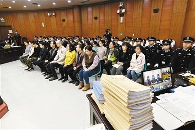 非法募集造成1512人8亿余元损失67名被告人受审