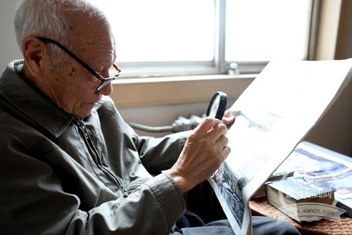 91岁老人活到老学到老 一口流利英语爆红