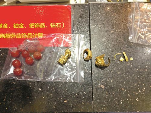 男子将首饰落在共享单车 民警视频追踪寻回财物