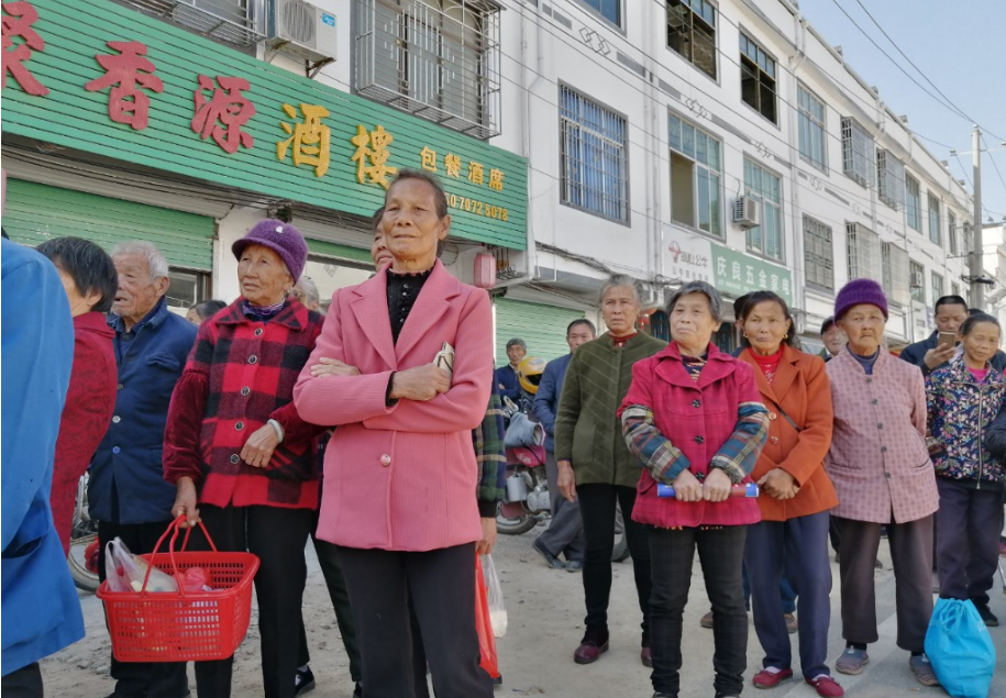 安远镇岗乡:采茶戏小分队来到群众身边