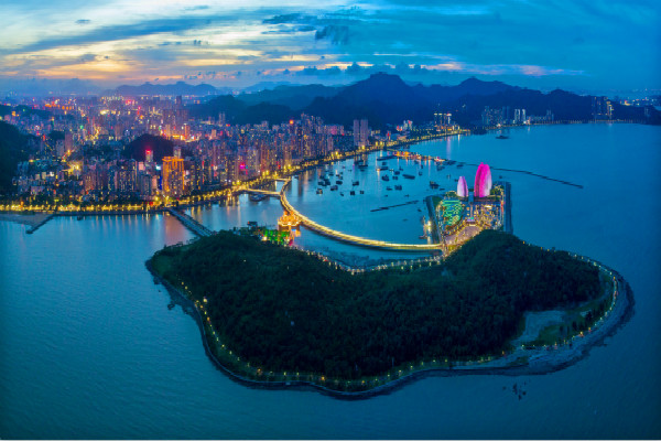 …珠海,中国南海之滨一颗灿烂的明珠,珠江西岸核心城市,其两面