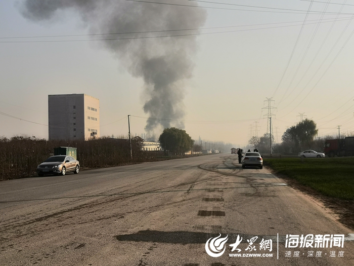 突發!菏澤上海路附近一新材料廠起火伴有濃煙