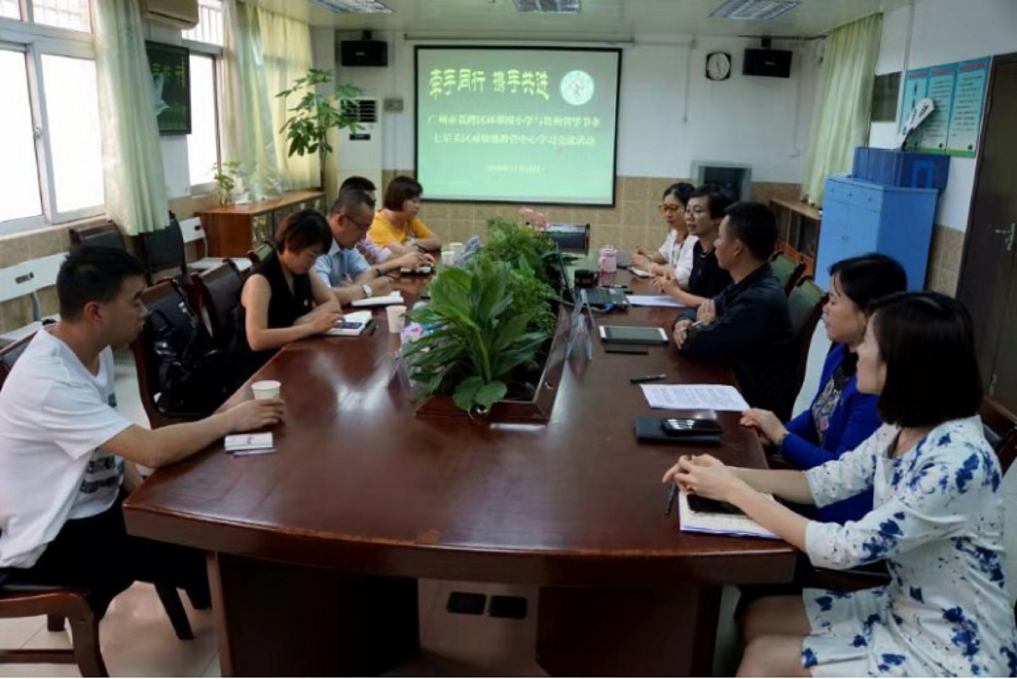 对坡镇教管中心校长在环翠园小学参加教育教学交流会