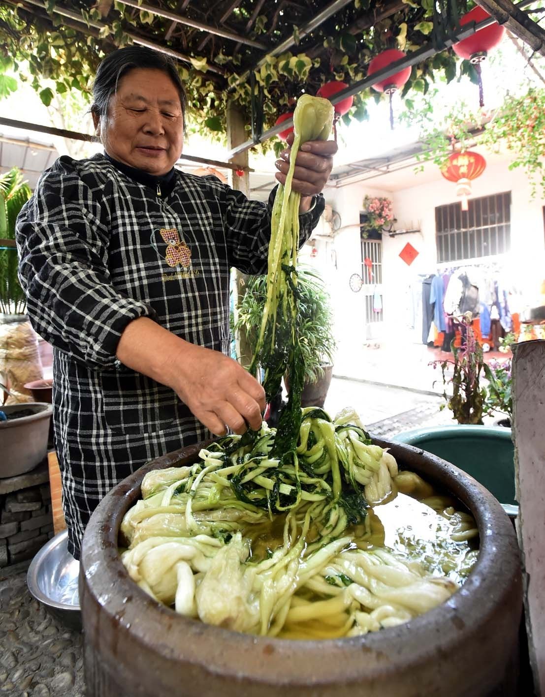 这口咸菜缸是徐凤英家的传家宝.