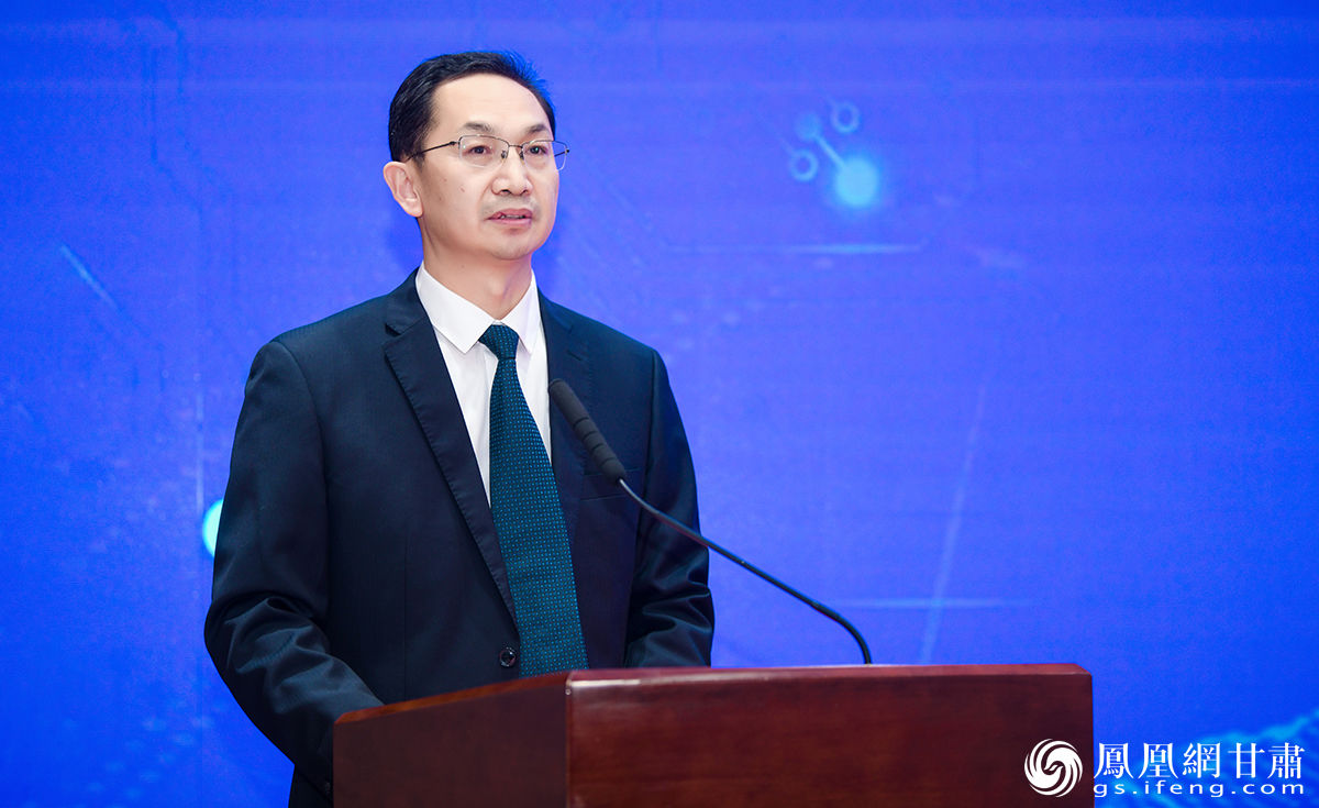 甘肃省人民政府办公厅主任滕继国主持本次合作协议签约仪式 杨艺锴 摄